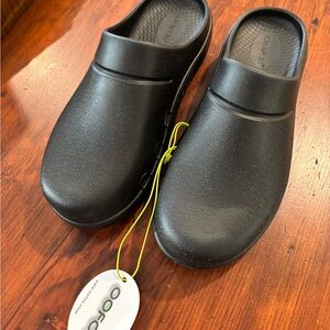 OOFOS Black Slip-On Clogs Women’s 8 / Men’s 6 new with tag